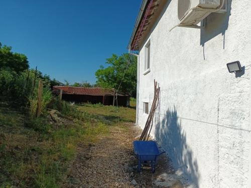 SIDE VIEW TO THE BARN