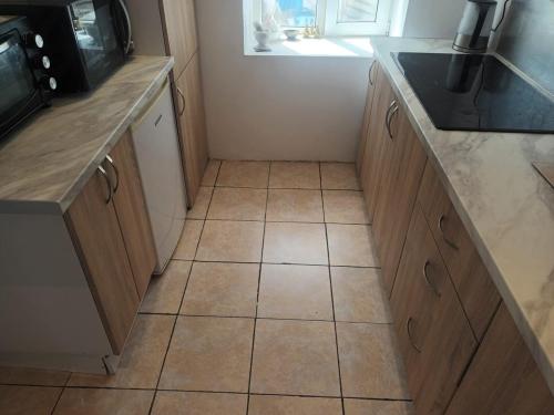 KITCHEN WITH ELECTRIC HOB